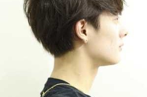 皮肤黑黄的男生适合染什么颜色头发,男生发型什么颜色好看显年轻