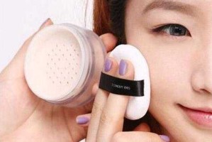 涂了定妆粉怎么补妆（涂了定妆粉怎么补妆好看）