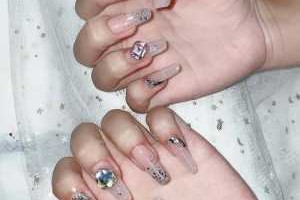 美甲怎么贴钻（美甲大钻怎么粘，美甲贴钻步骤）