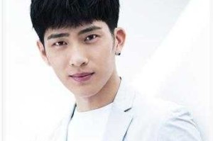脸方的男生适合什么发型（男生方大脸适合什么发型）