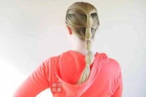 短发跑步时头发怎么办（跑步时女生的头发怎么扎）
