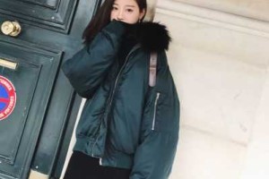 想买件羽绒外套;大家说冬天穿黑色好;还是墨绿色好呢;哪个能显人白点;瘦点呢,冬季色系适合穿什么色调