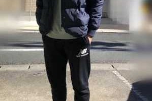 男生黑色板鞋配什么颜色的裤子好看,男生黑色卫衣配什么裤子好看