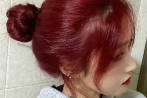 红头发还能染什么颜色（头发之前染的是黄色现在染成红色会退色成什么色）