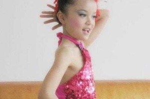 小孩跳舞怎么盘头发（小孩跳舞怎么盘头发好看）