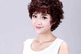 现在流行什么卷发发型（50岁妈妈中长短发烫什么发型好看）