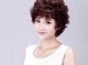 现在流行什么卷发发型（50岁妈妈中长短发烫什么发型好看）