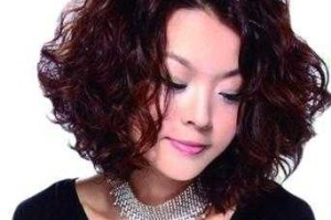 流行的沙宣短中发烫发发型,最近流行什么烫发女