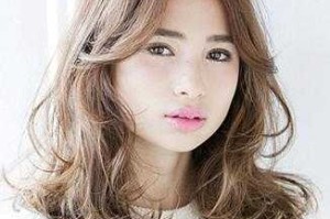 额头短适合什么发型女（头顶尖额头窄适合什么发型）