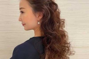 五十岁扎什么发型好看（55岁女性，什么样的发型比较时尚）