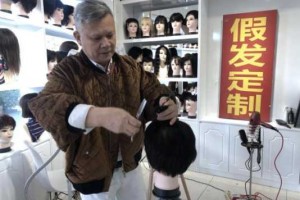 假发怎么修剪（自己买的假发可以去理发店修剪吗）