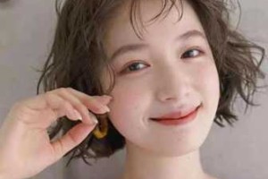 梳什么样的头发显脸小（什么领子显脸小）
