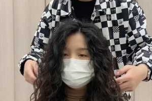 卷头发怎么吹（七合理发店烫羊毛卷的卷杠手法）