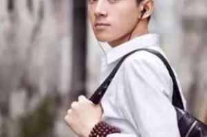 长额头适合什么发型（长额头适合什么发型男）