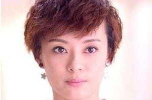 自己怎么烫卷发视频（女士烟花烫短发教程）