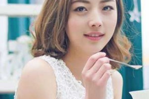 圆脸下巴短适合什么发型（圆脸尖下巴适合什么妆容）