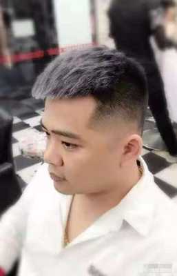圆脸适合什么发型男（圆脸适合什么发型男 微胖）