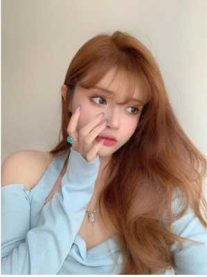 头发染什么颜色显皮肤白显年轻（什么颜色压发显皮肤白）