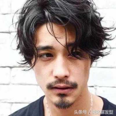 额头窄颧骨宽用什么发型,男生额头窄脸宽适合什么发型
