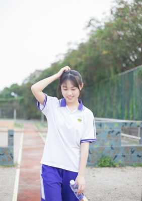 穿校服扎什么头发好看（穿校服裙子扎什么头发）