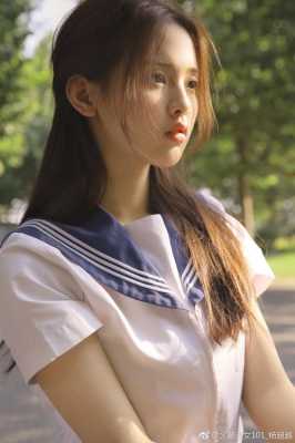 穿校服扎什么头发好看（穿校服裙子扎什么头发）