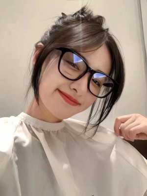 戴眼镜适合什么刘海