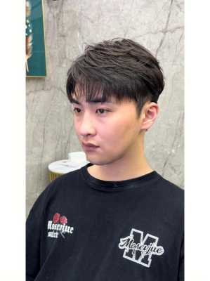 长脸男生适合什么发型（男生长脸沙发适合什么造型）