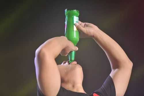 怎么吹（普通的啤酒怎么一口吹一瓶啊）