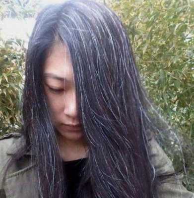 头发白是什么原因引起的,头发变白是什么原因造成的