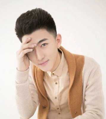 秃鬓角适合什么发型（秃鬓角适合什么发型男）