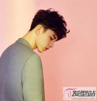 秃鬓角适合什么发型（秃鬓角适合什么发型男）