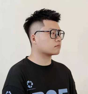头大脸比较胖，留什么发型好点,男生脸大的人适合什么发型