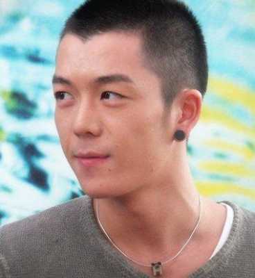 圆额头适合什么发型,圆形脸适合什么样的发型男