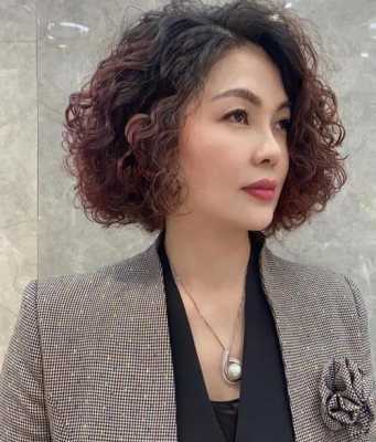 55岁女性，什么样的发型比较时尚,五十岁剪什么发型好看女