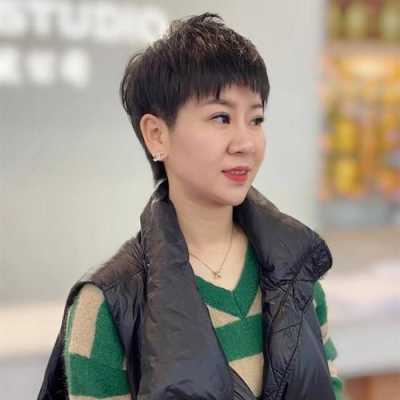 55岁女性，什么样的发型比较时尚,五十岁剪什么发型好看女