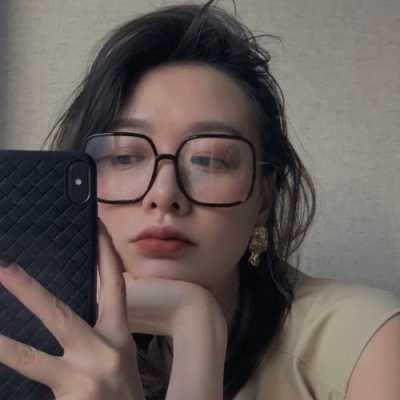 方脸戴什么眼镜框好看（方脸人适合带什么眼镜）