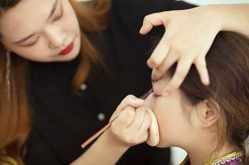怎么自学化妆（怎么自学化妆并且考化妆师）