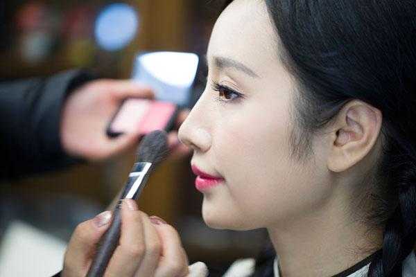 怎么自学化妆（怎么自学化妆并且考化妆师）