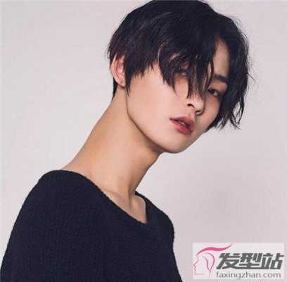 头发总是往两边翘怎么办,头发两边翘怎么办男生