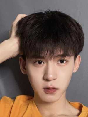 头发少适合什么发型男（额头高头发少适合什么发型男）