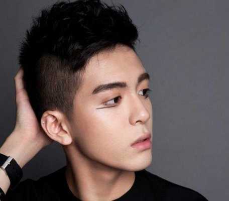 头发少适合什么发型男（额头高头发少适合什么发型男）
