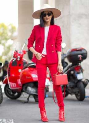 红色包包怎么搭配衣服（红色包包怎么搭配衣服图片）