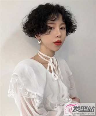 女生卷发短发发型,今年流行什么烫发2023