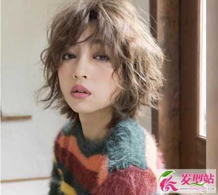 女生卷发短发发型,今年流行什么烫发2023