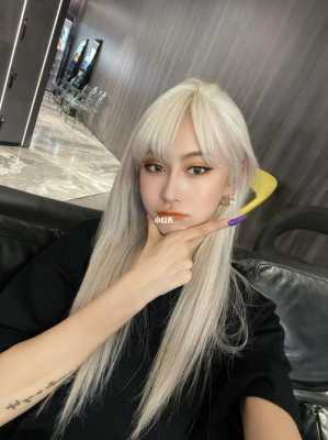 头发自己怎么染成白色,头发白色怎么染出来
