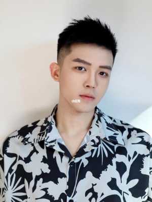 自己在家怎么吹头发（我是男生，刚烫了个头发，可是自己不会吹，感觉自己吹的像鸡窝，谁告诉我该怎么吹）