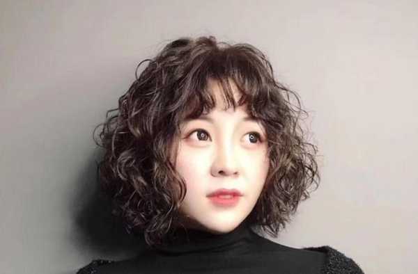 脸大的人适合烫什么样的发型,脸大烫什么发型好看图片
