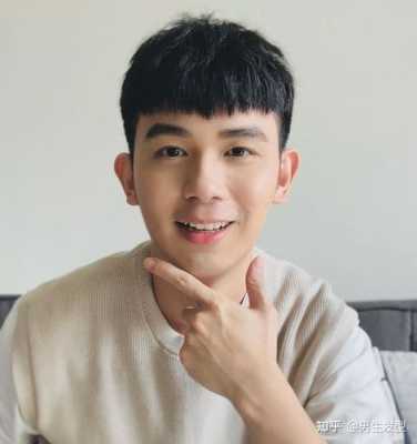 耳朵大适合什么发型（耳朵大适合什么发型男）