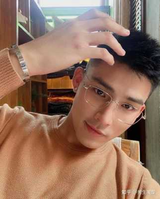 耳朵大适合什么发型（耳朵大适合什么发型男）