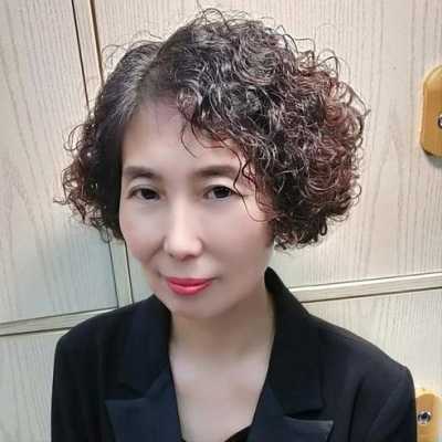 脸胖适合烫什么发型（60岁的女人脸大烫什么发型好）